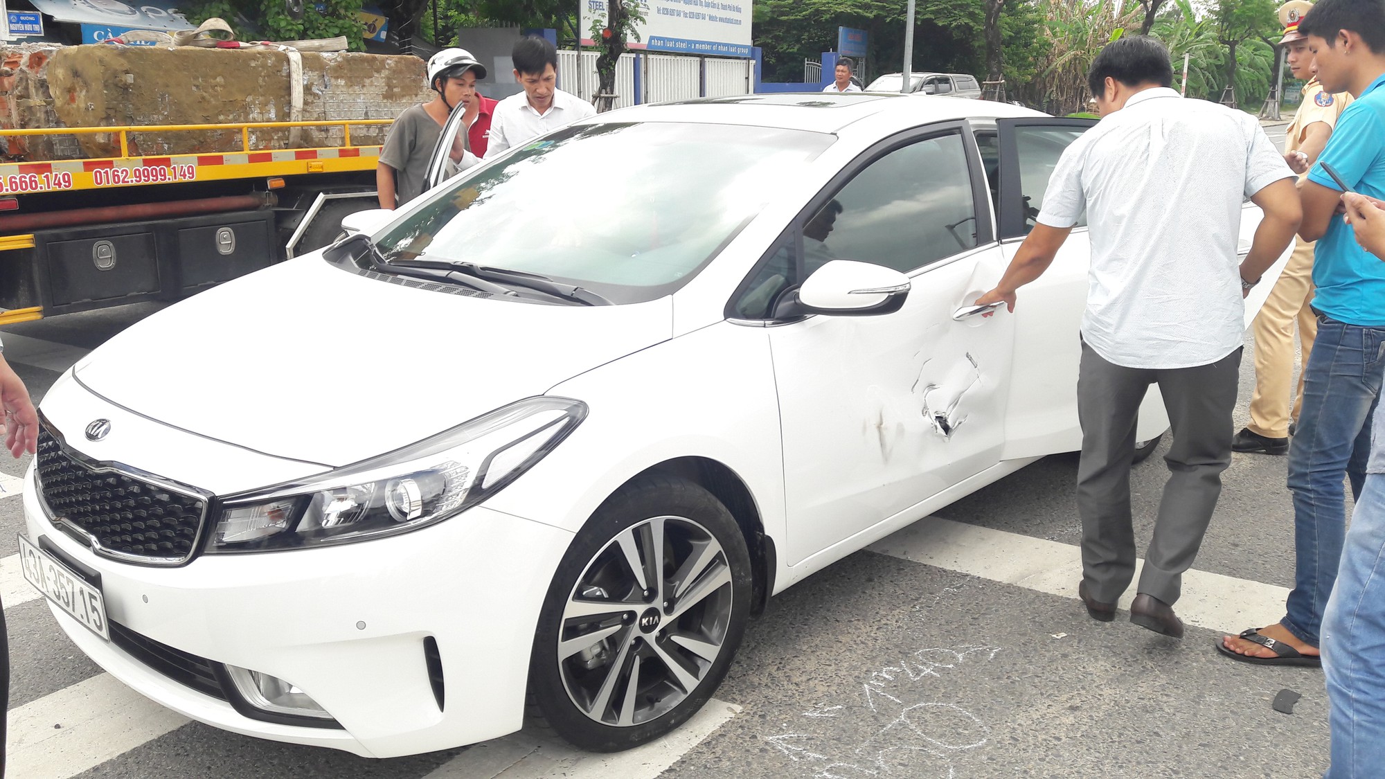 Giải cứu xe &ocirc;t&ocirc;  d&iacute;nh chặt v&agrave;o xe đầu k&eacute;o sau va chạm - Ảnh 3.