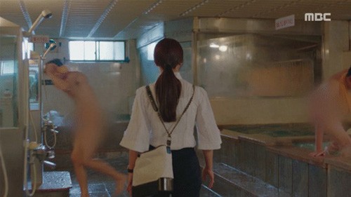 Đài truyền hình xin lỗi về cảnh phụ nữ vào nhà tắm nam