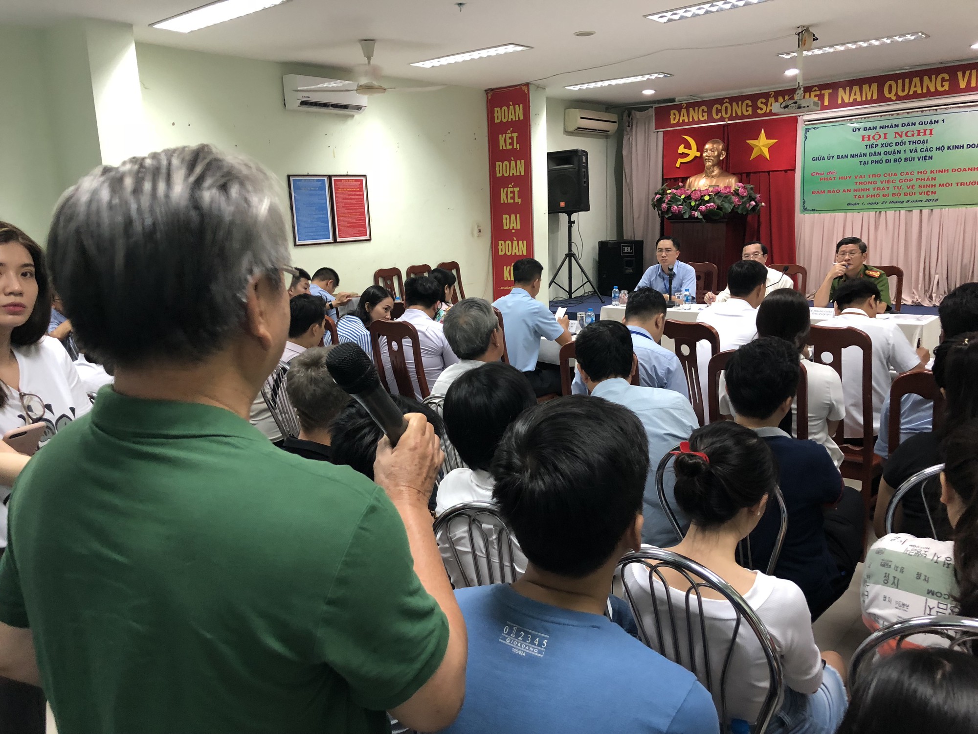 Phố đi bộ Bùi Viện: Hàng lưu niệm chịu thua quán nhậu! - Ảnh 5.