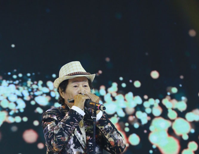 Clip "Quái kiệt" Tòng Sơn thổi harmonia bằng mũi