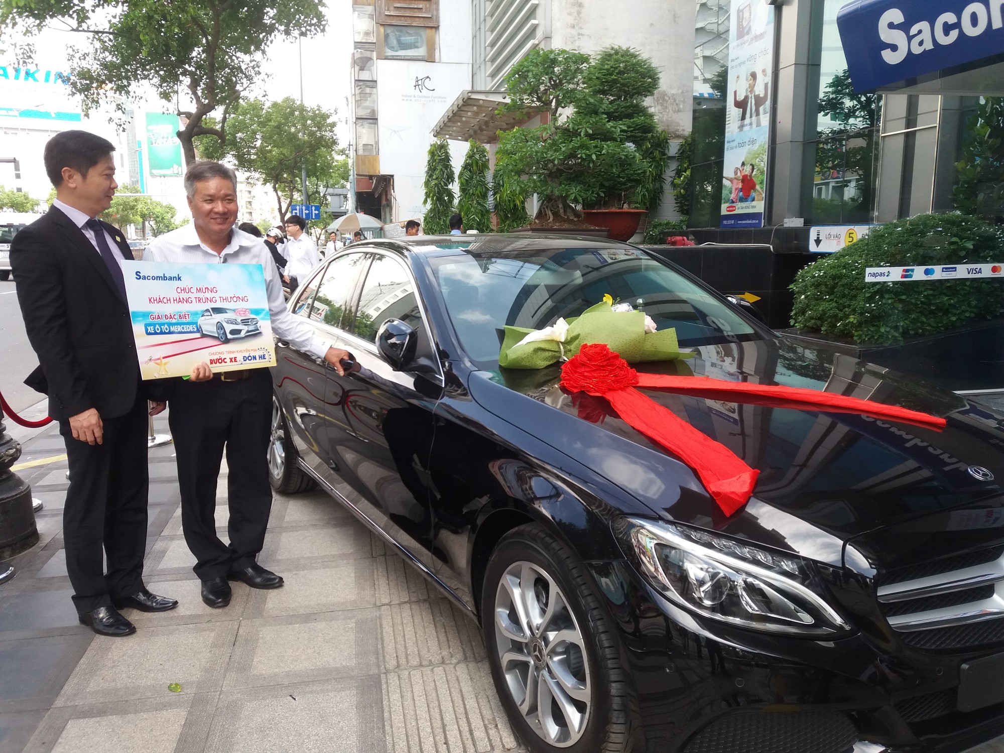 Gửi tiết kiệm trúng xe Mercedes trị giá 1,5 tỉ đồng