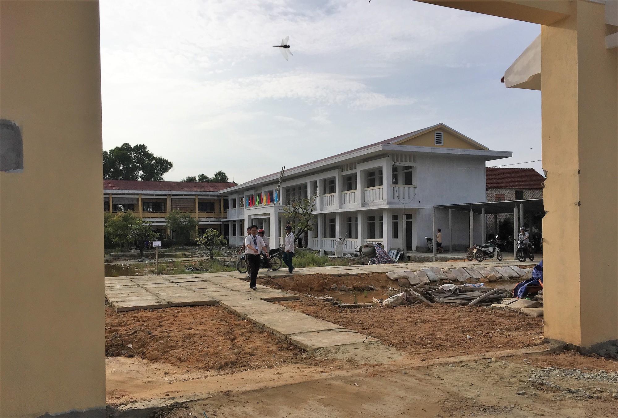 Trường xây ì ạch, học sinh phải học nhờ tại công ty thủy sản - Ảnh 2.