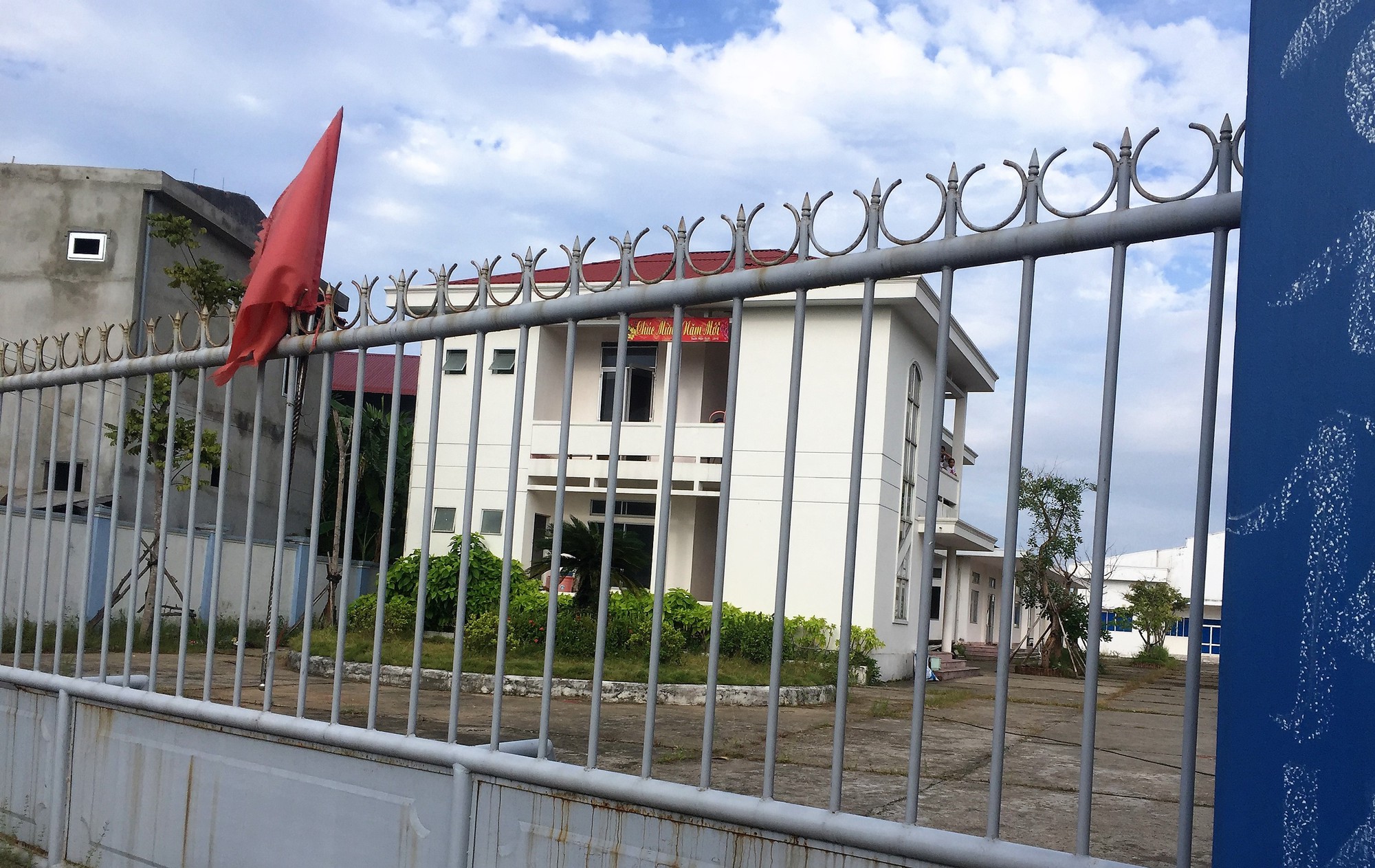 Trường xây ì ạch, học sinh phải học nhờ tại công ty thủy sản - Ảnh 4.