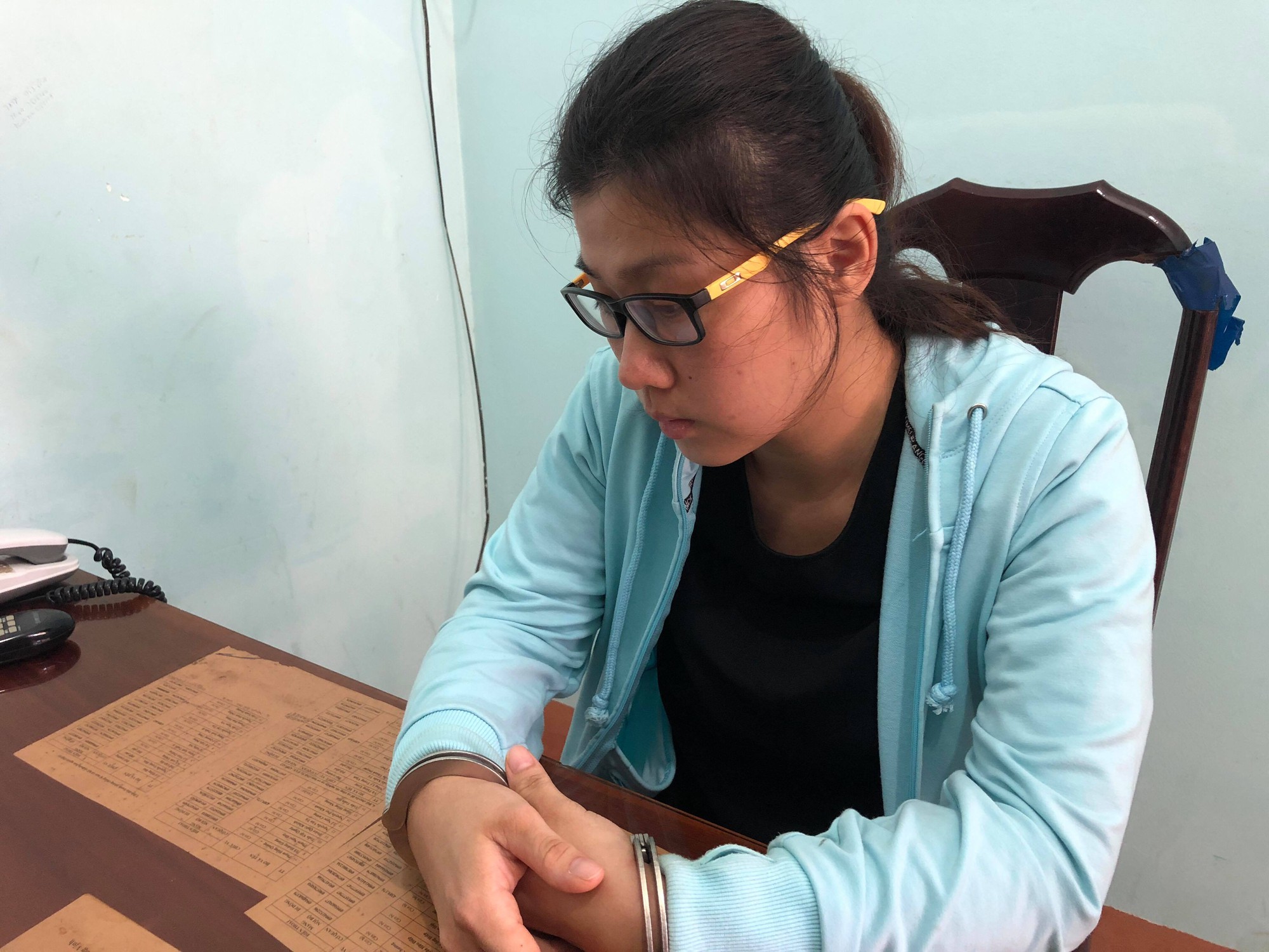 Bắt nữ gi&aacute;m đốc chiếm đoạt h&agrave;ng chục tỉ đồng bị truy n&atilde; đặc biệt - Ảnh 2.
