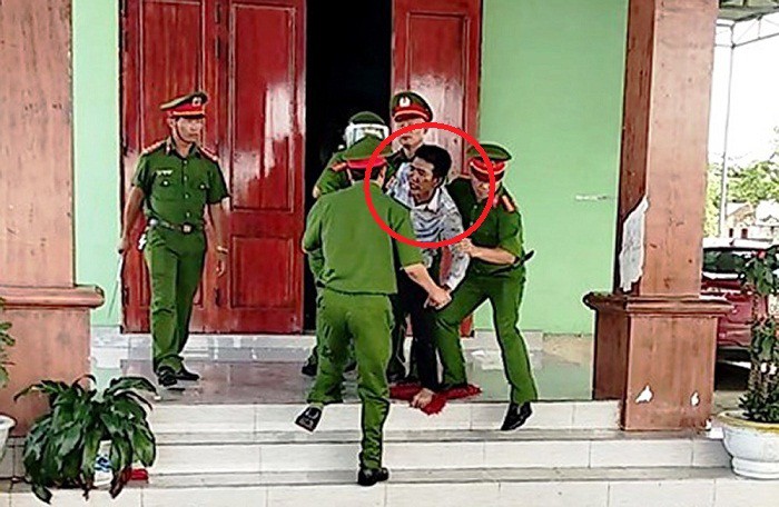 Người cha tàn độc đánh vợ, đốt nhà đòi thiêu sống 3 đứa con: Do cuồng ghen? - Ảnh 1.