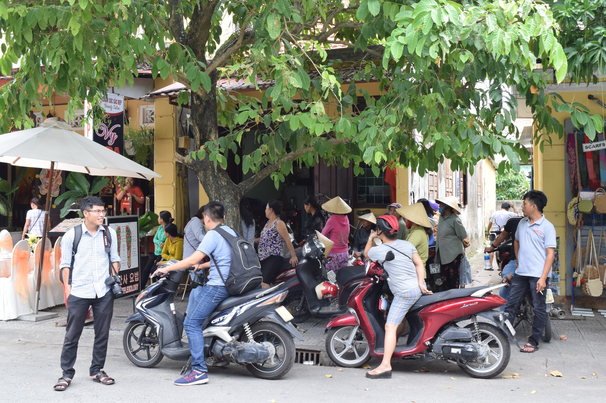 H&agrave;ng trăm người d&acirc;n Hội An ch&agrave;o đ&oacute;n hoa hậu Trần Tiểu Vy - Ảnh 3.