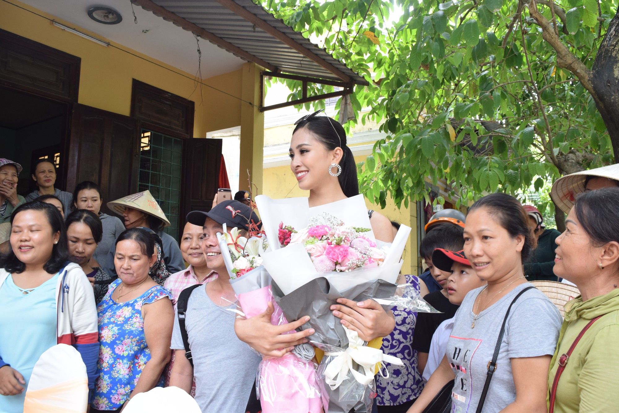 H&agrave;ng trăm người d&acirc;n Hội An ch&agrave;o đ&oacute;n hoa hậu Trần Tiểu Vy - Ảnh 8.