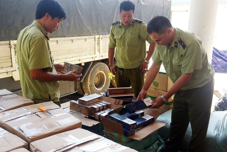 Bắt giữ lô hàng "lậu" ẩn mình trong xe tải