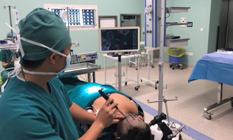 Cứu bé trai 11 tuổi mang khối u não "khủng"
