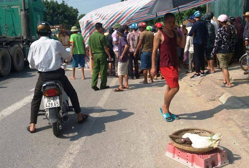 Bị xe tải tông, 2 người phụ nữ gánh hàng đi ven Quốc lộ 1A tử vong