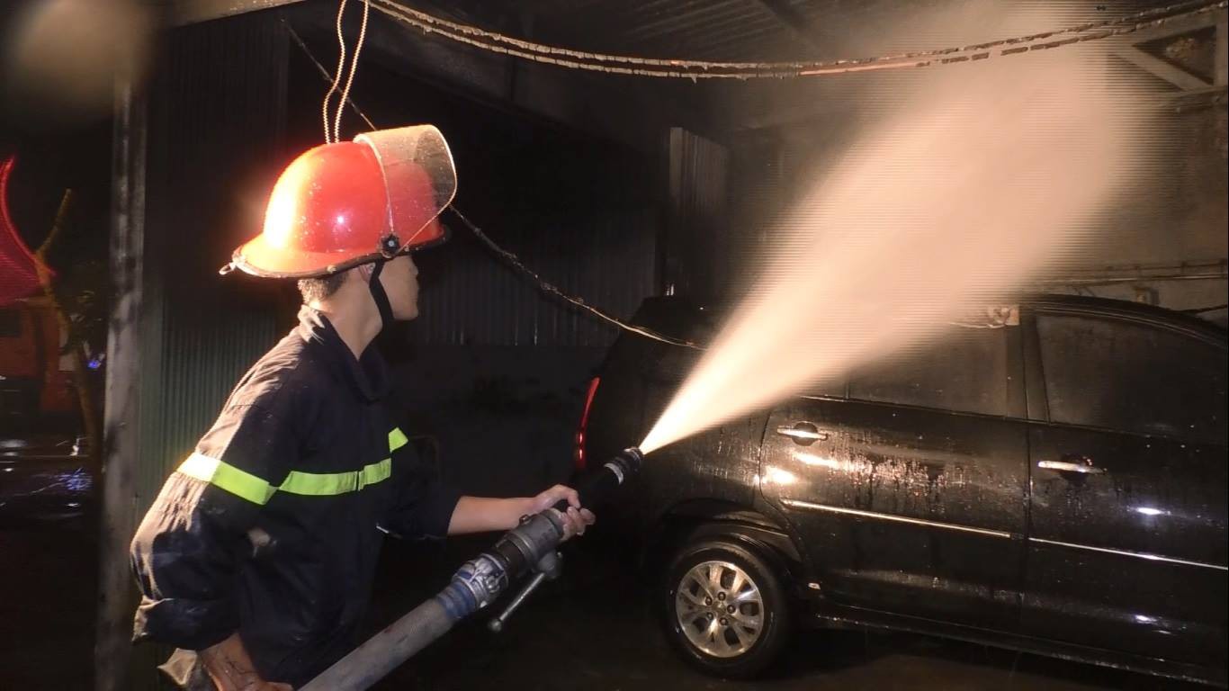 "Bà hỏa" bất ngờ thiêu rụi 4 ôtô trong đêm