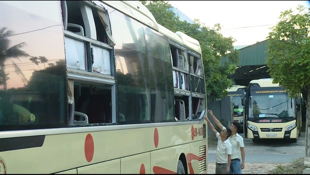 Côn đồ liên tục tấn công xe khách, tài xế và hành khách hoảng loạn