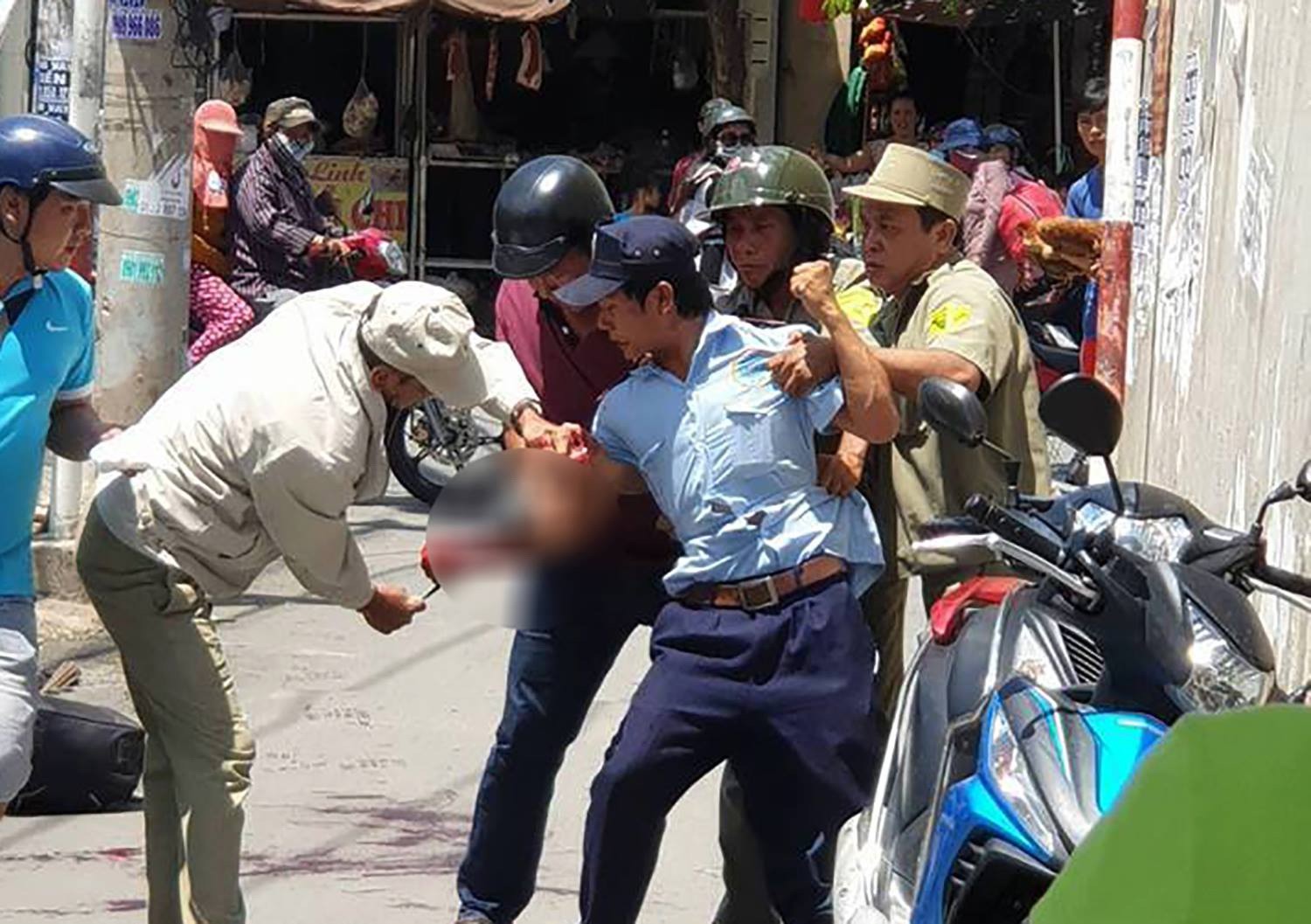 Bảo vệ ngồi giữa chợ dùng dao tự sát