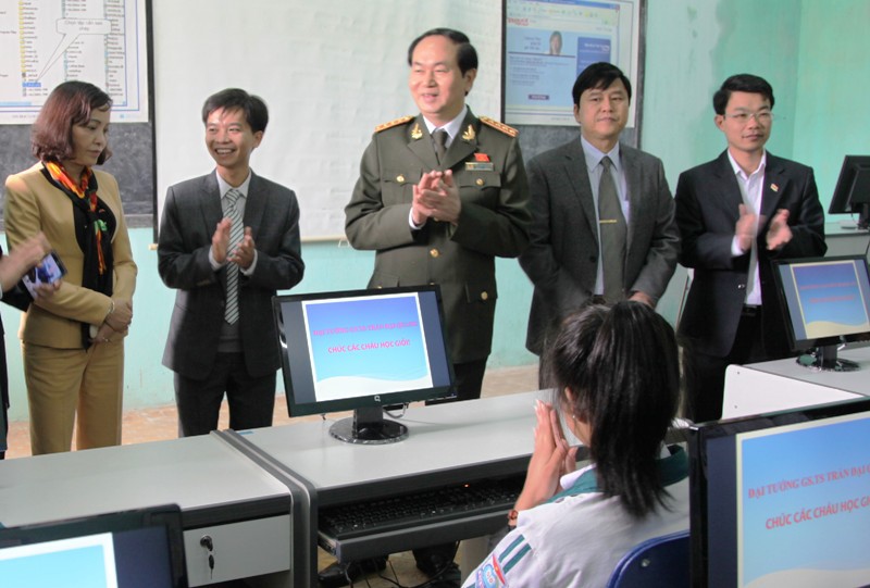 Những hình ảnh đẹp, gần gũi của Chủ tịch nước Trần Đại Quang với mái trường xưa - Ảnh 13.