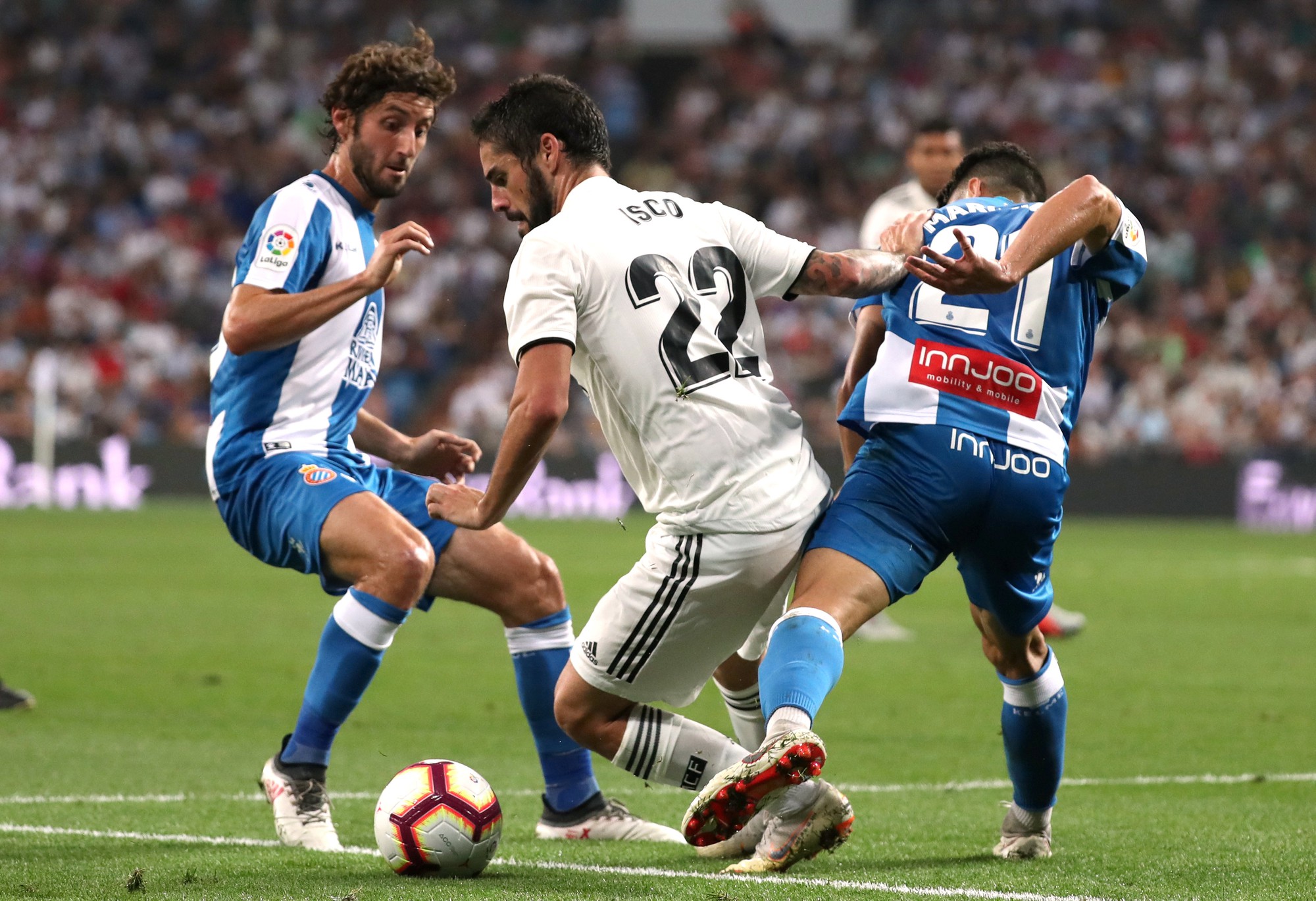 "Trợ lý" VAR đưa Real Madrid lên ngôi đầu La Liga