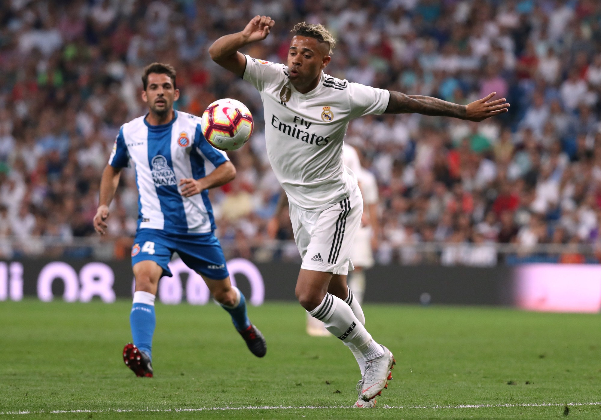 Trợ l&yacute; VAR đưa Real Madrid l&ecirc;n ng&ocirc;i đầu La Liga - Ảnh 3.