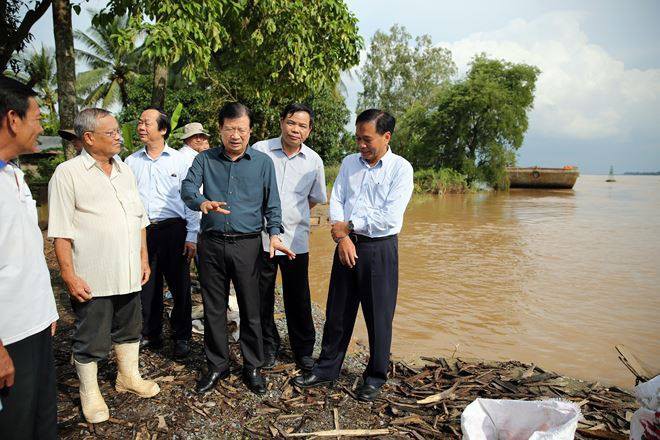 Phó Thủ tướng thị sát, chỉ đạo ứng phó lũ ở Đồng bằng sông Cửu Long