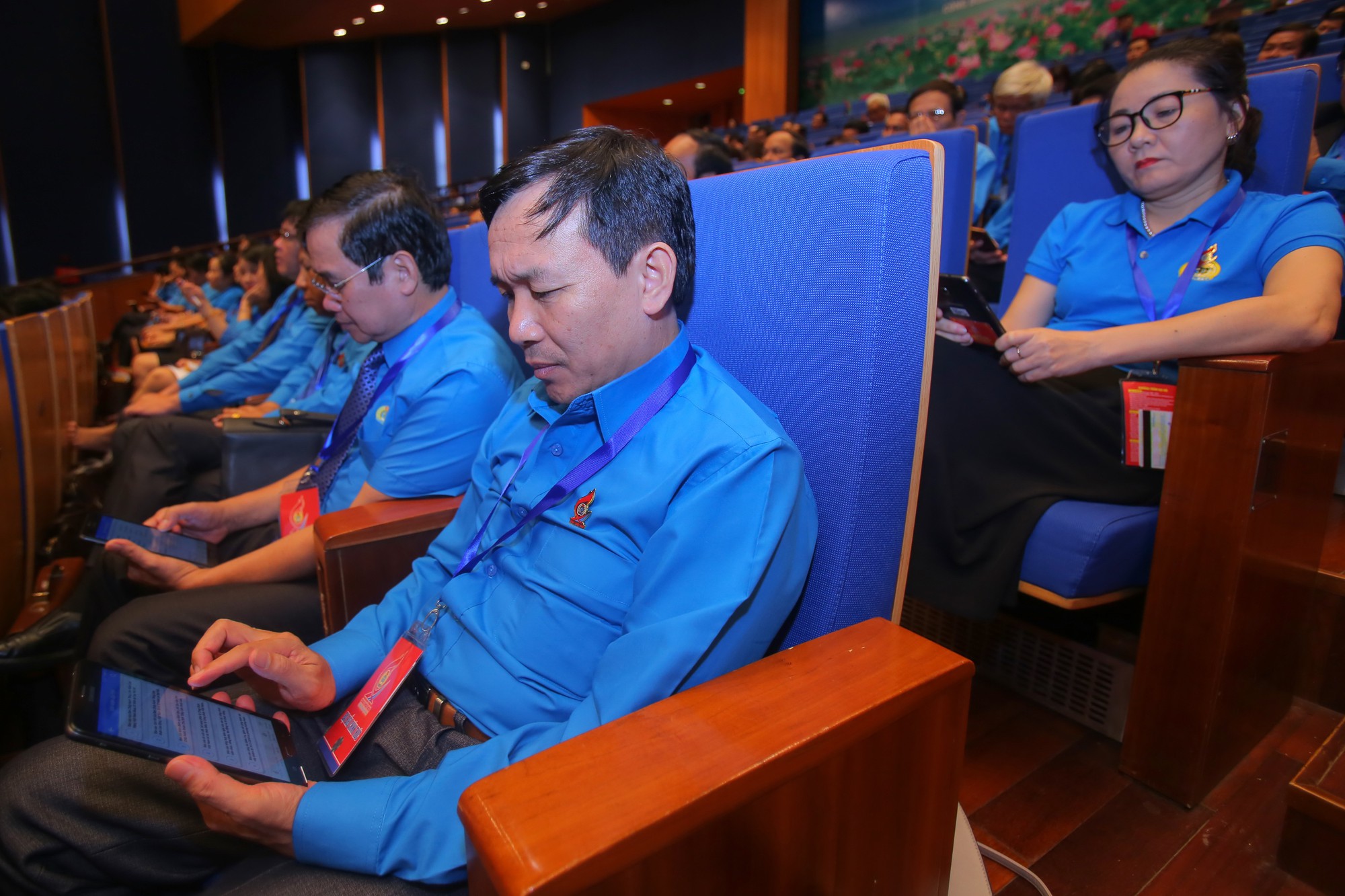 Đại hội XII Công đoàn Việt Nam: Tham khảo tài liệu qua máy tính bảng