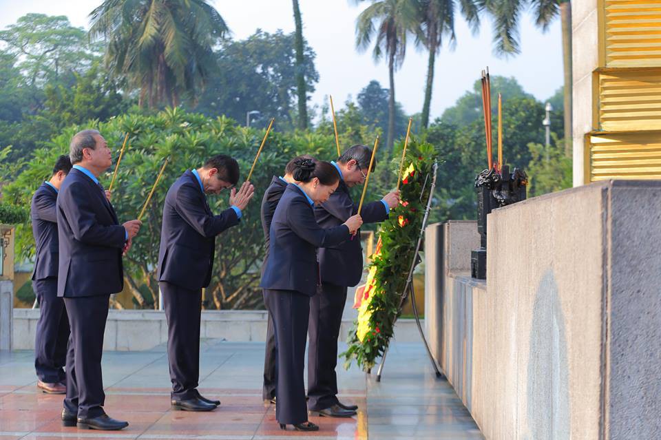 Ch&ugrave;m ảnh đại biểu dự Đại hội XII C&ocirc;ng đo&agrave;n Việt Nam viếng Lăng Chủ tịch Hồ Ch&iacute; Minh - Ảnh 4.