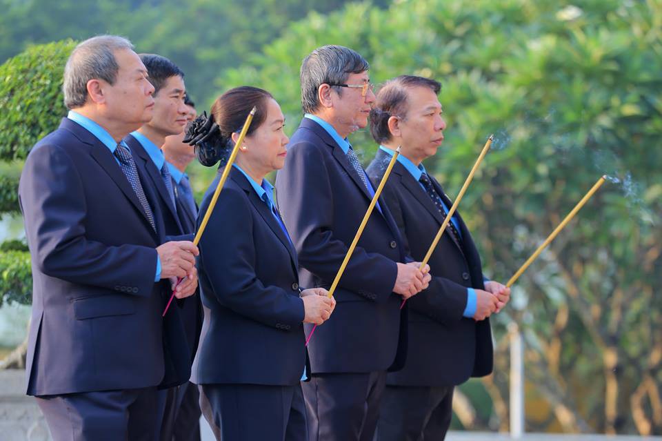 Ch&ugrave;m ảnh đại biểu dự Đại hội XII C&ocirc;ng đo&agrave;n Việt Nam viếng Lăng Chủ tịch Hồ Ch&iacute; Minh - Ảnh 3.