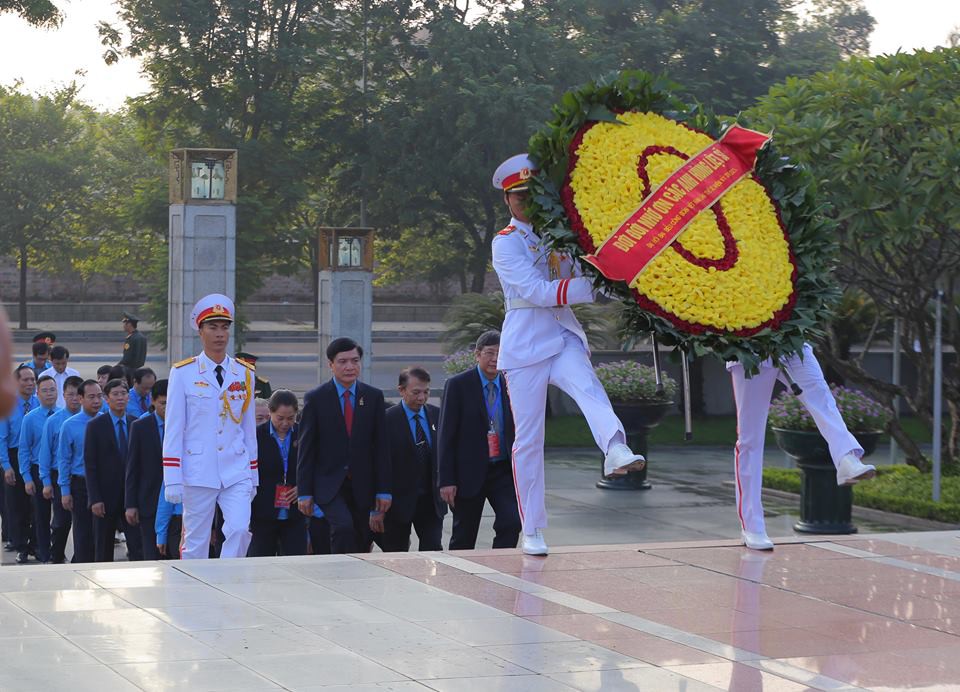 Ch&ugrave;m ảnh đại biểu dự Đại hội XII C&ocirc;ng đo&agrave;n Việt Nam viếng Lăng Chủ tịch Hồ Ch&iacute; Minh - Ảnh 2.