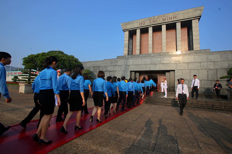 Ch&ugrave;m ảnh đại biểu dự Đại hội XII C&ocirc;ng đo&agrave;n Việt Nam viếng Lăng Chủ tịch Hồ Ch&iacute; Minh - Ảnh 8.