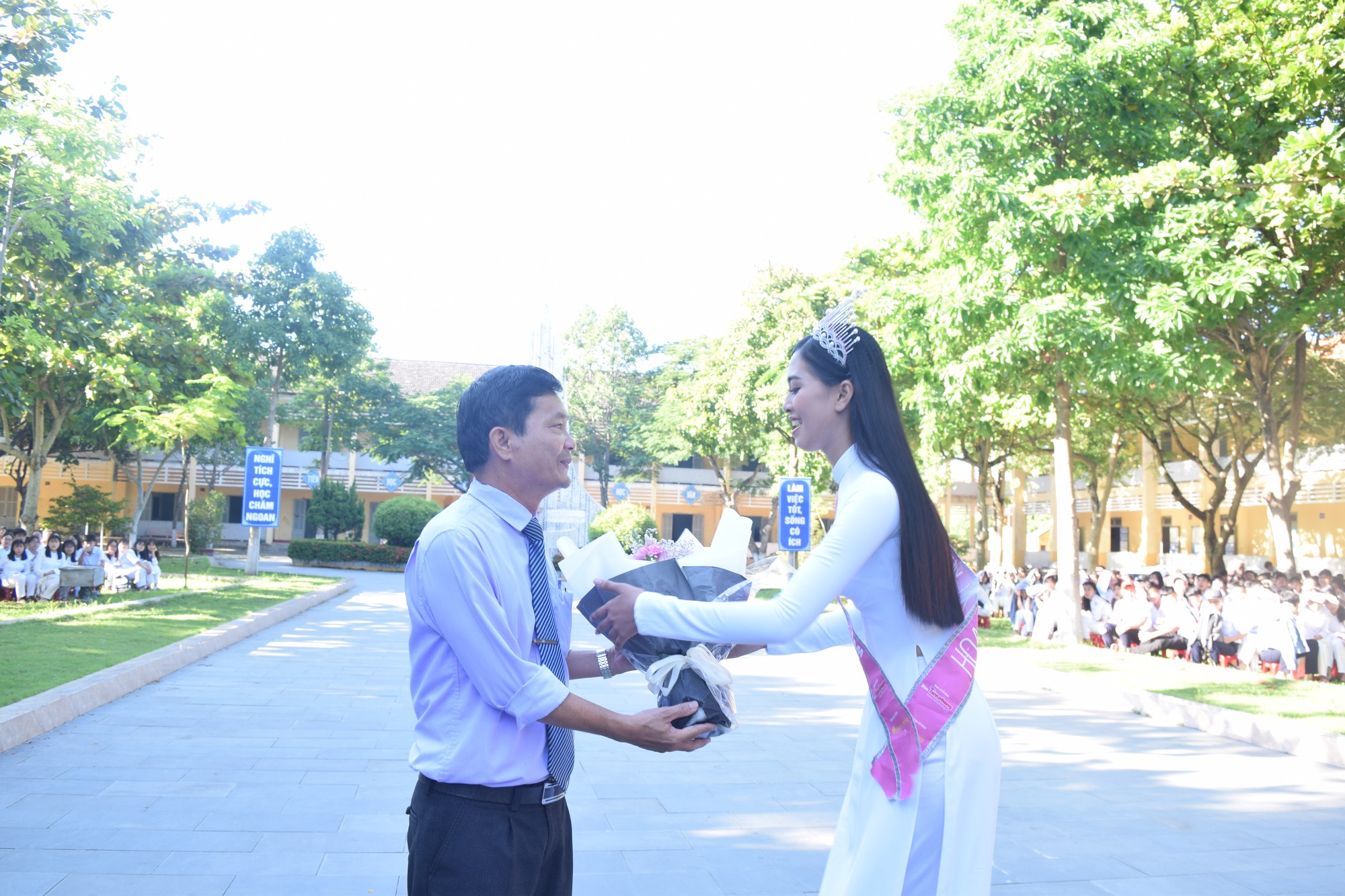 Hoa hậu Trần Tiểu Vy dự buổi ch&agrave;o cờ ở trường cũ - Ảnh 1.