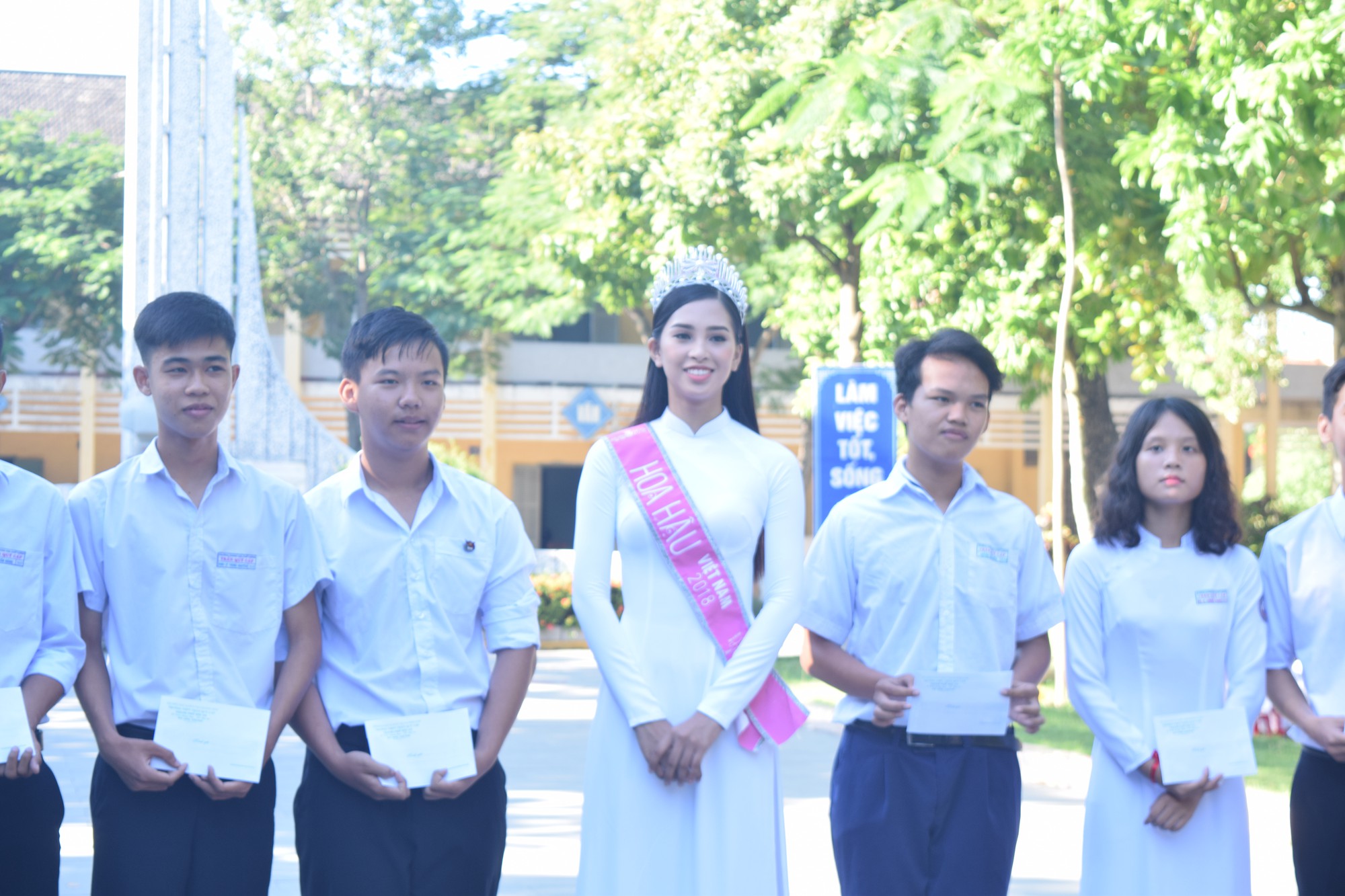 Hoa hậu Trần Tiểu Vy dự buổi ch&agrave;o cờ ở trường cũ - Ảnh 4.