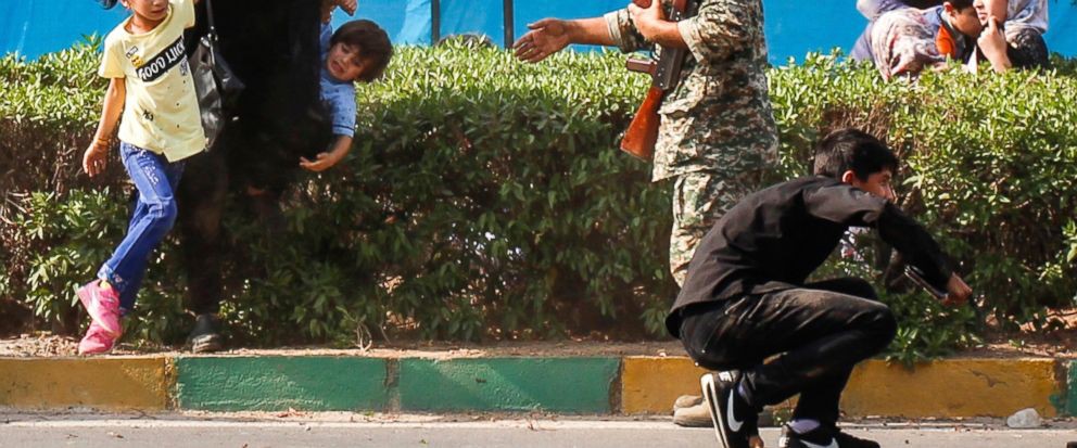 Iran tố Mỹ d&iacute;nh tới vụ xả s&uacute;ng đẫm m&aacute;u ở lễ diễu binh - Ảnh 1.