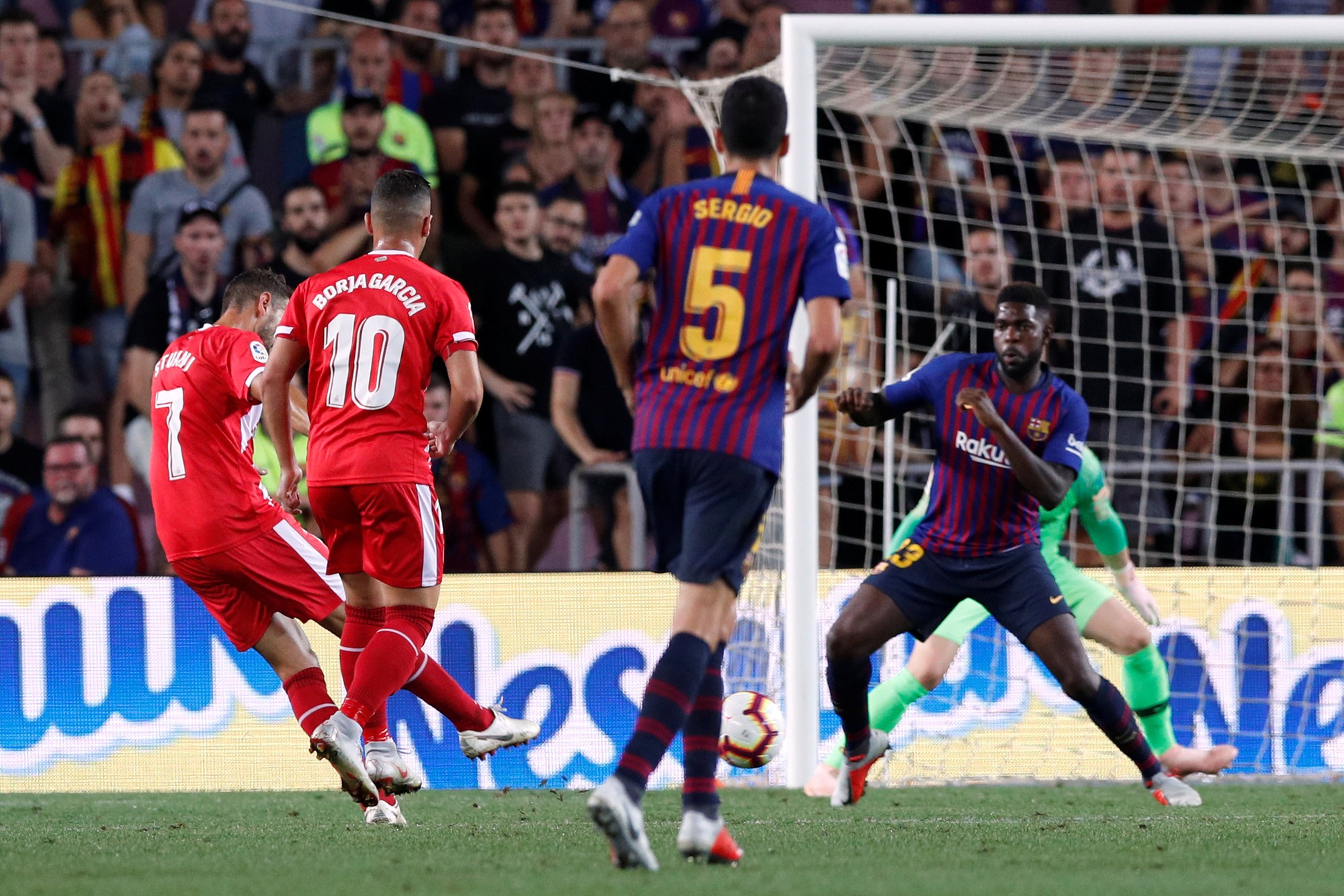 Trọng t&agrave;i bẻ c&ograve;i v&igrave; VAR, Barcelona su&yacute;t trắng tay trước Girona - Ảnh 5.