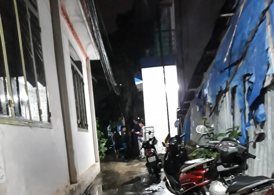 Một c&aacute;n bộ ng&acirc;n h&agrave;ng chết trong thế treo cổ - Ảnh 1.