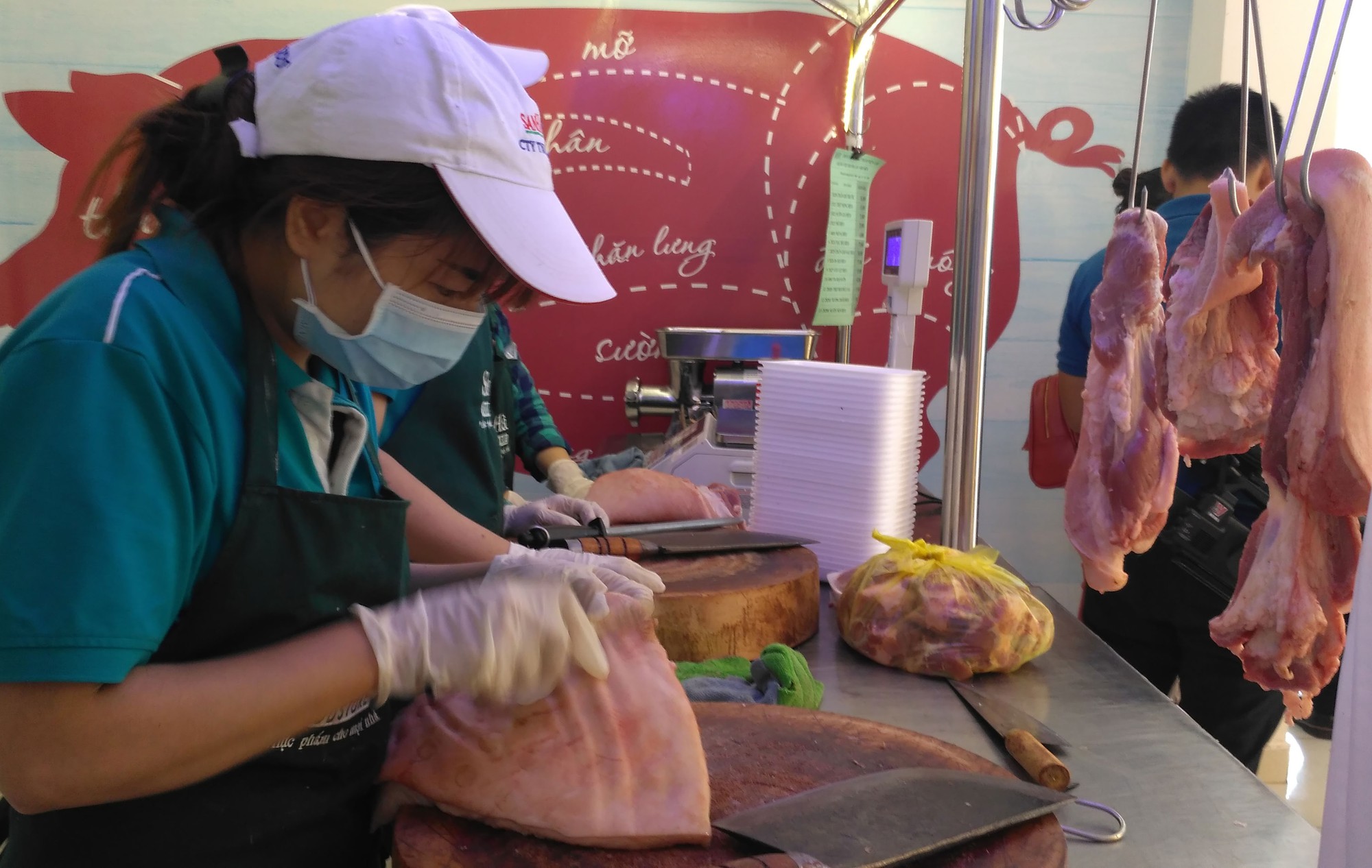 Ăn theo dịch tả để đẩy gi&aacute; thịt heo - Ảnh 1.