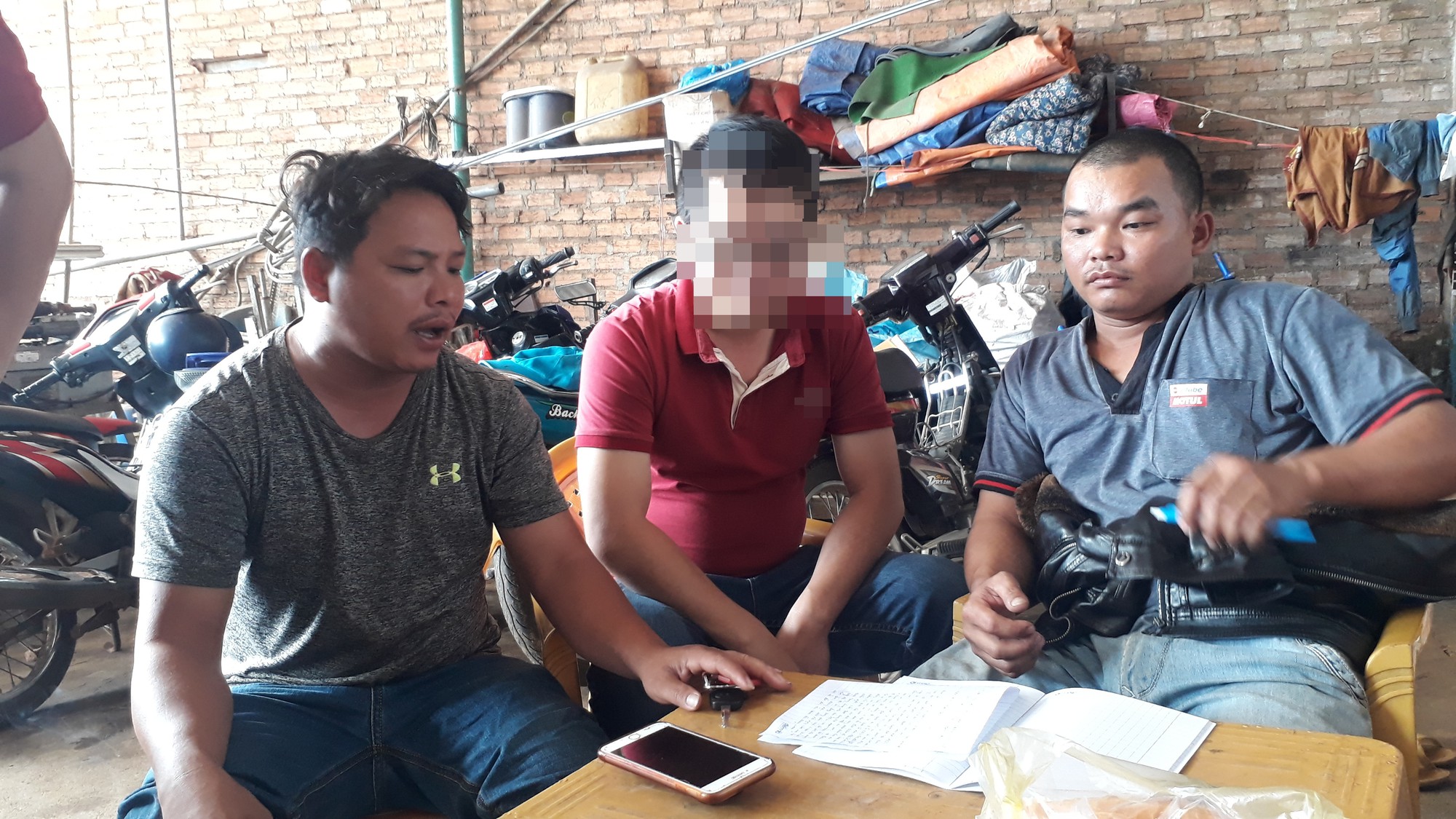 Đứng ra giảng hòa lại bị côn đồ chặn xe, dùng súng truy sát