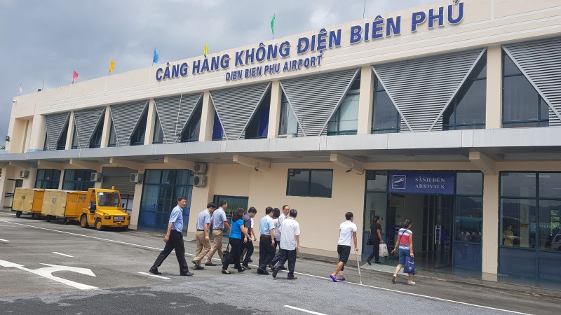 Phó Thủ tướng yêu cầu giảm giá vận tải ở sân bay Điện Biên