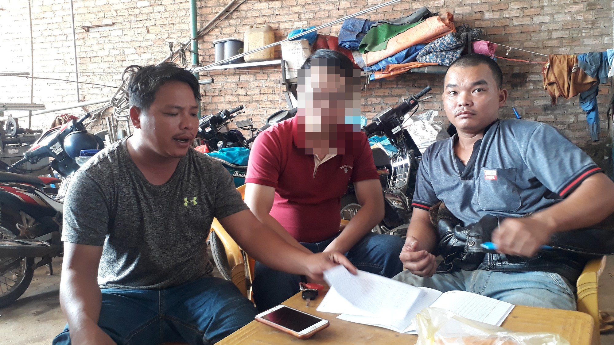 Đứng ra giảng hòa lại bị côn đồ chặn xe, dùng súng truy sát - Ảnh 1.