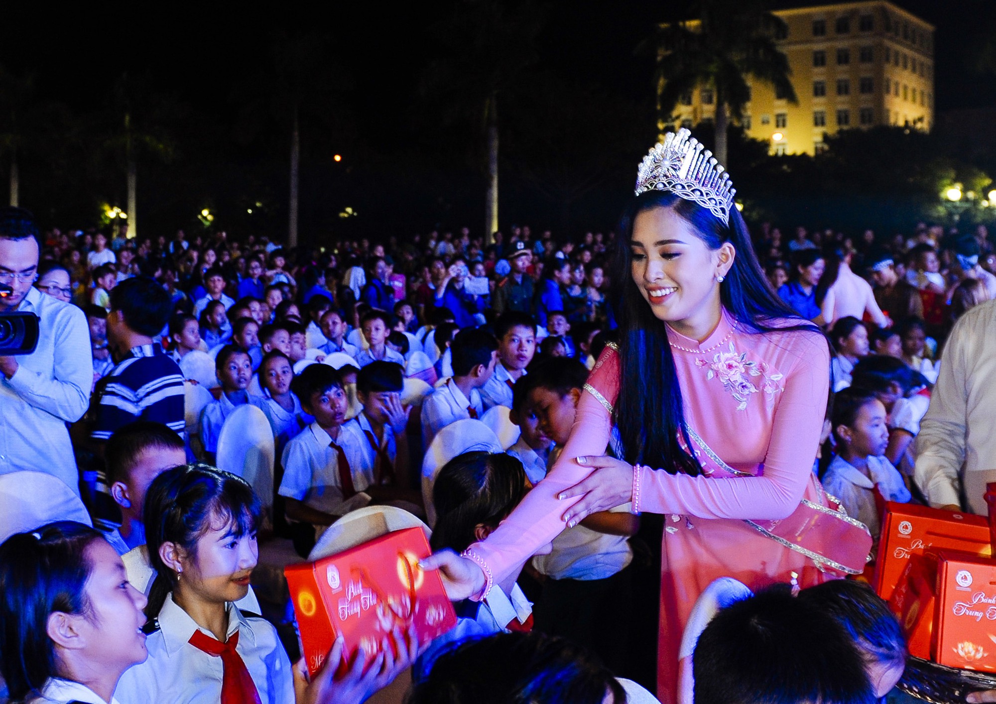 Hoa hậu Trần Tiểu Vy vui trung thu cùng trẻ em Quảng Nam