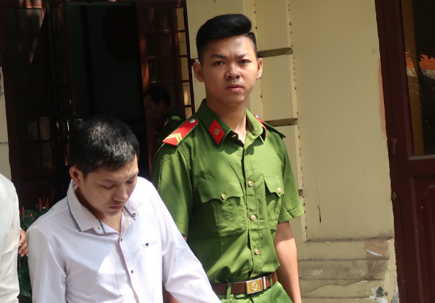 Đến nhà bạn chơi rồi làm bậy với con gái bạn