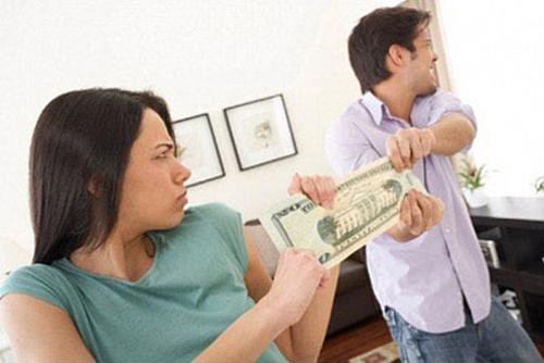 "Tuyệt chiêu" để chồng tự giác đưa tiền cho vợ