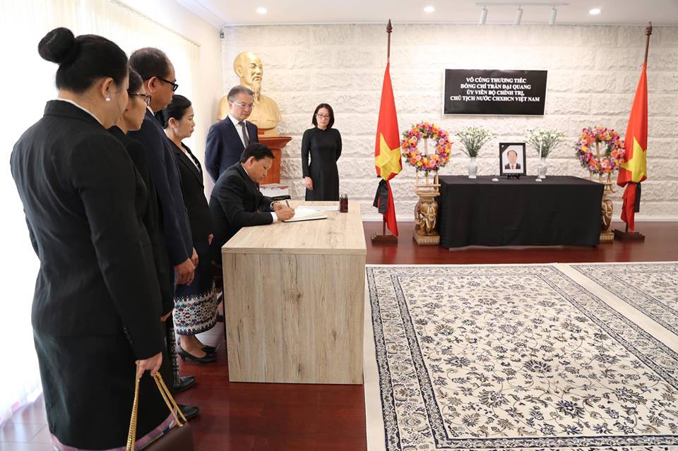 L&atilde;nh đạo nước ngo&agrave;i đến Đại sứ qu&aacute;n viếng Chủ tịch nước Trần Đại Quang - Ảnh 21.