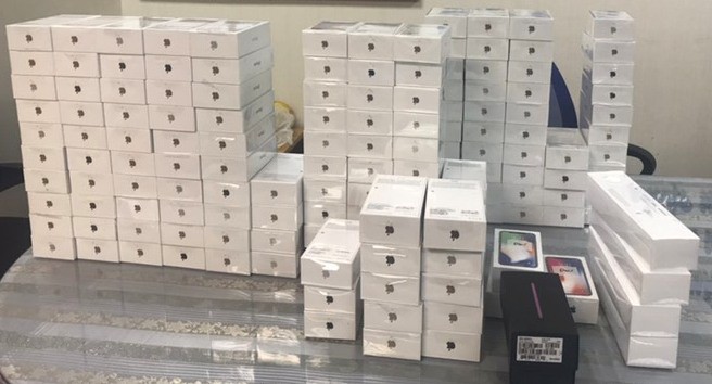 Hải quan T&acirc;n Sơn Nhất tạm giữ l&ocirc; iPhone XS 6,5 tỉ đồng vận chuyển tr&aacute;i ph&eacute;p từ Mỹ - Ảnh 2.