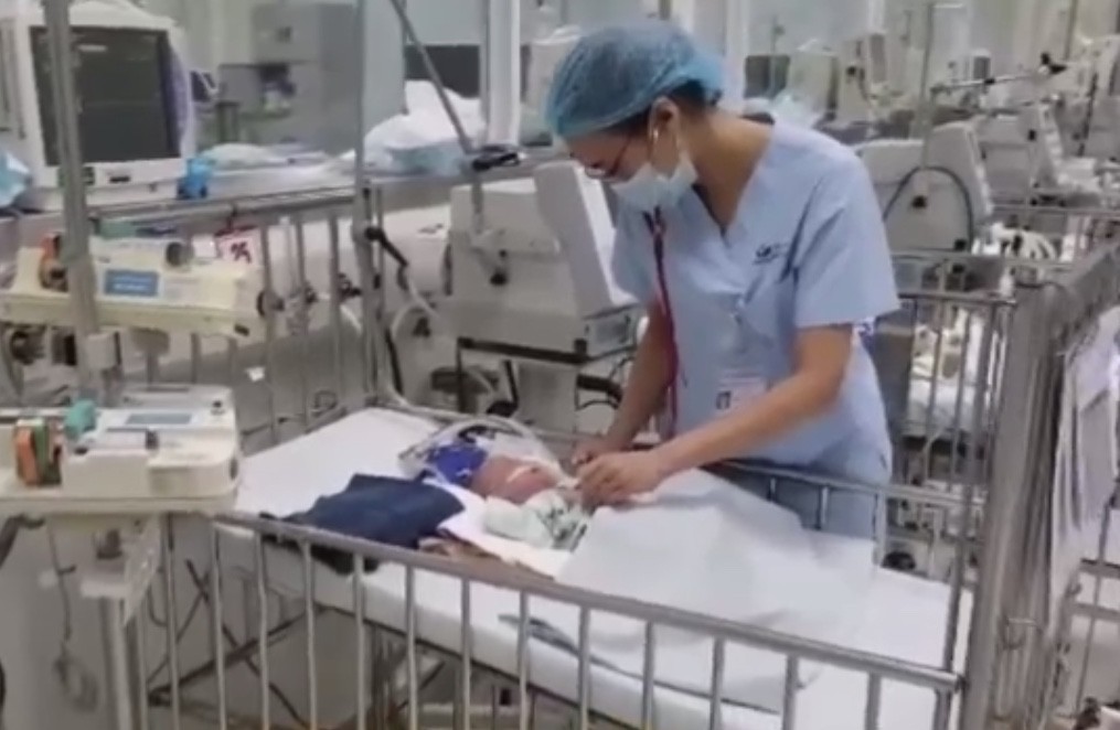 Sức khoẻ bé trai sinh non mất bố mẹ trong vụ cháy gần Bệnh viện Nhi giờ ra sao?