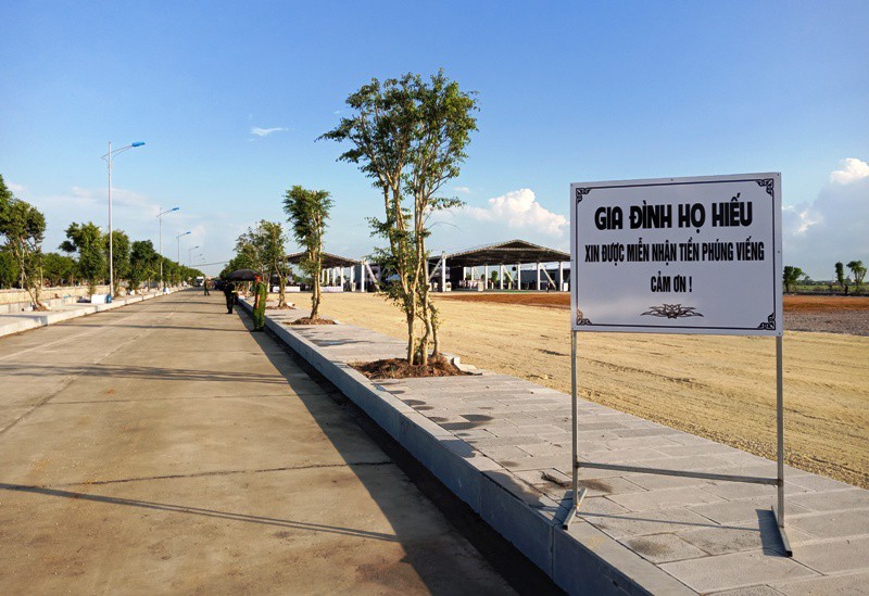 Người dân rơi nước mắt viếng Chủ tịch nước tại quê hương - Ảnh 2.