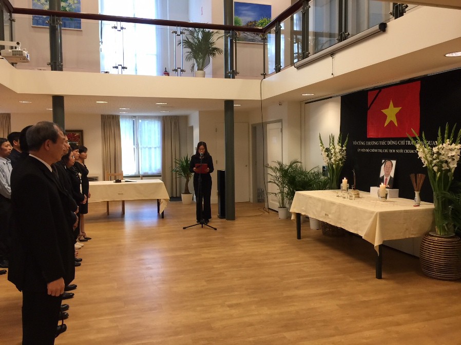L&atilde;nh đạo nước ngo&agrave;i đến Đại sứ qu&aacute;n viếng Chủ tịch nước Trần Đại Quang - Ảnh 1.