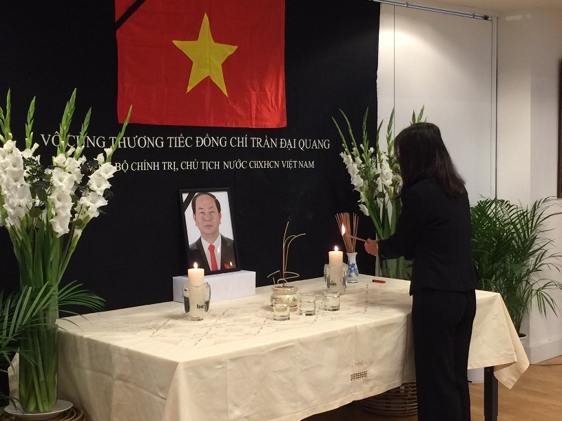 L&atilde;nh đạo nước ngo&agrave;i đến Đại sứ qu&aacute;n viếng Chủ tịch nước Trần Đại Quang - Ảnh 2.