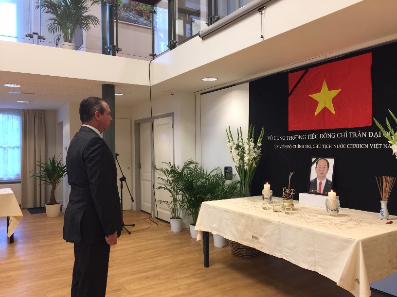 L&atilde;nh đạo nước ngo&agrave;i đến Đại sứ qu&aacute;n viếng Chủ tịch nước Trần Đại Quang - Ảnh 6.