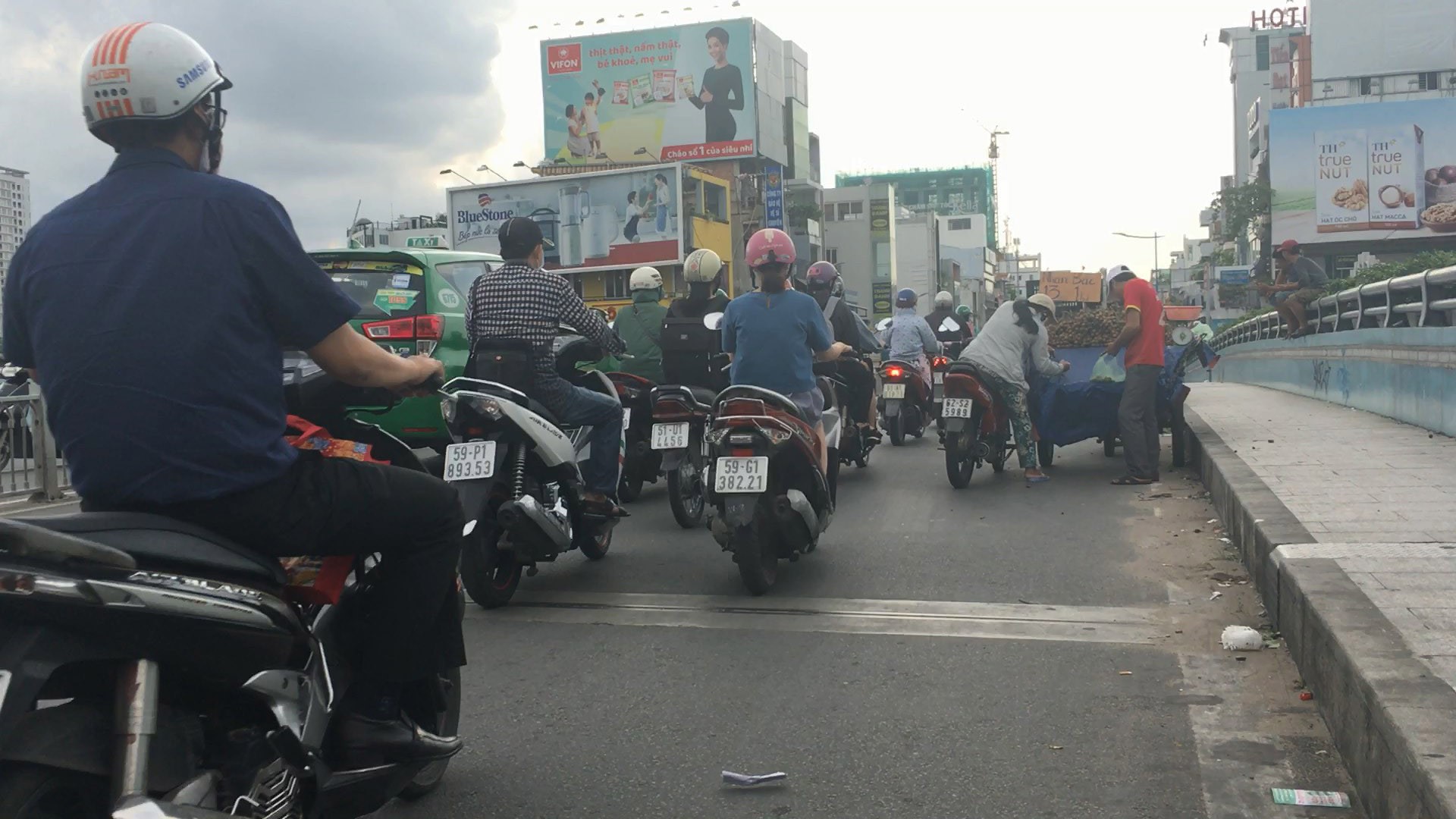 Xe bán hàng chiếm dụng cầu Kiệu