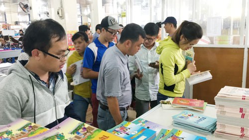 Nh&agrave; s&aacute;ch đau đầu v&igrave; ph&aacute;t h&agrave;nh SGK - Ảnh 1.