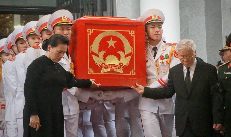 H&agrave;ng ng&agrave;n người tiễn đưa Chủ tịch nước Trần Đại Quang về nơi an nghỉ cuối c&ugrave;ng - Ảnh 3.