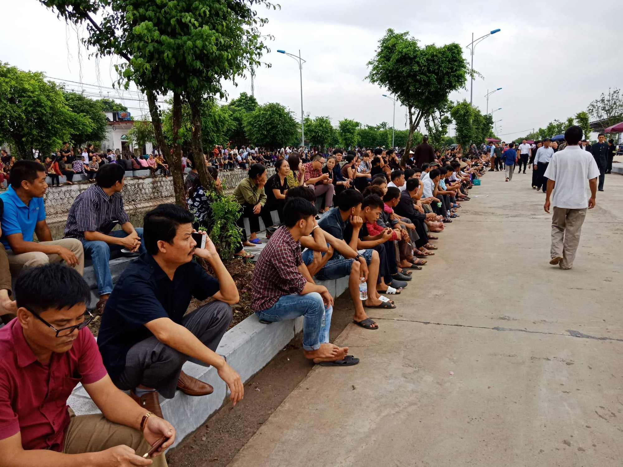 Linh xa Chủ tịch nước Trần Đại Quang về tới qu&ecirc; nh&agrave; - Ảnh 4.