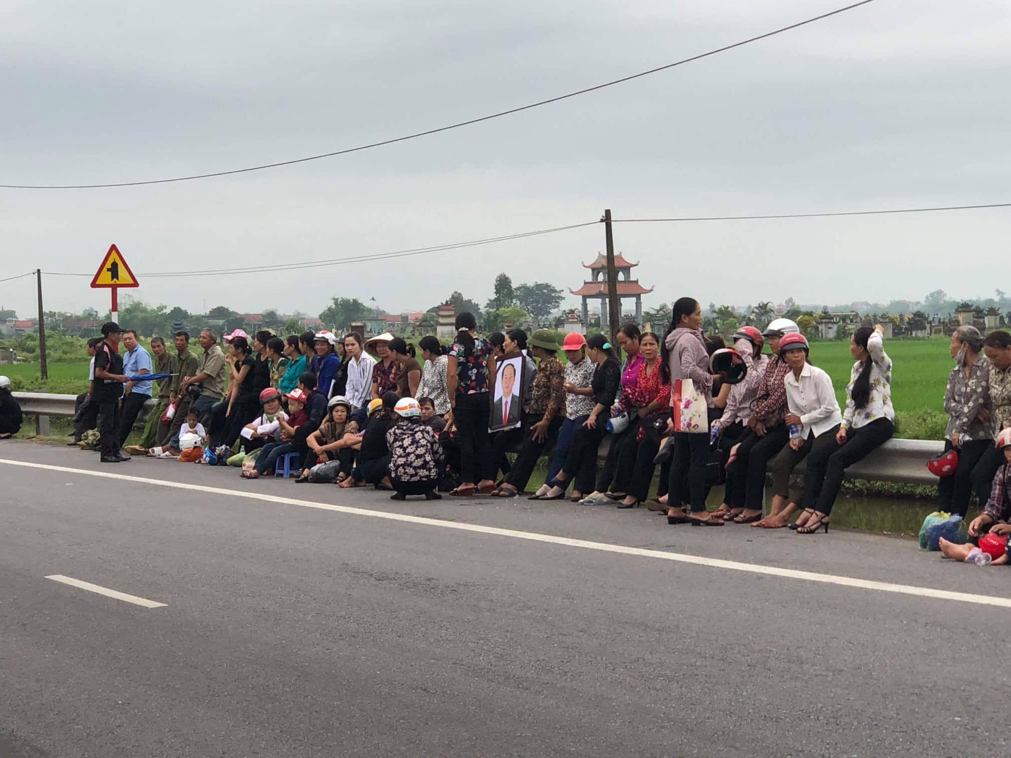 Linh xa Chủ tịch nước Trần Đại Quang về tới qu&ecirc; nh&agrave; - Ảnh 5.